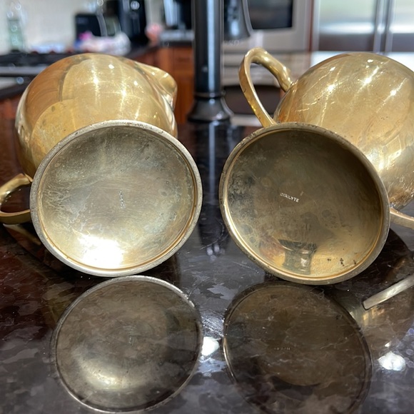 Vintage dirilyte sugar bowl and creamer set brass finish . Needs a good polish - Picture 9 of 11